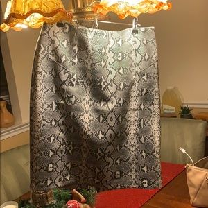 Fitted snakeskin print pencil skirt